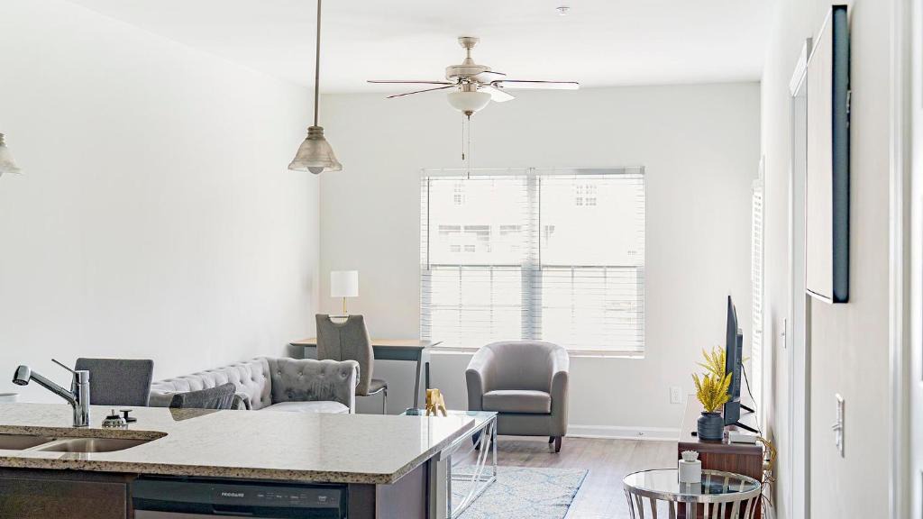 Bloomingdale Apartment | Landing Beautiful 2BD Pool Gym