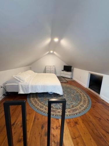 Portsmouth Apartment | Large King Suite Completely Private Space Stay close enough to Newport without the Noise