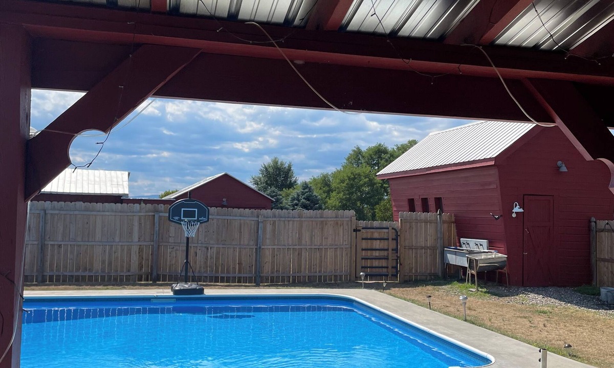 Hudson House | Large pool 4-bedroom farmhouse in Hudson with Mountain View’s pet friendly