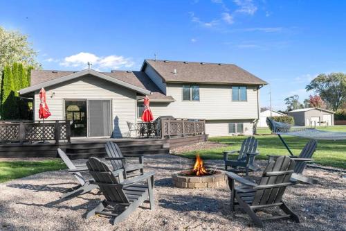 Black Wolf House | Lilly Lakeside Tri-Level Escape Near Lake Winnebago