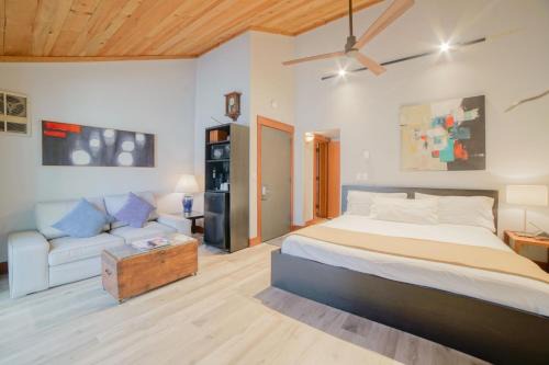 Black Butte Ranch House | Lodge Room 006