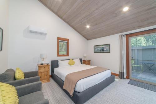 Black Butte Ranch House | Lodge Room 019