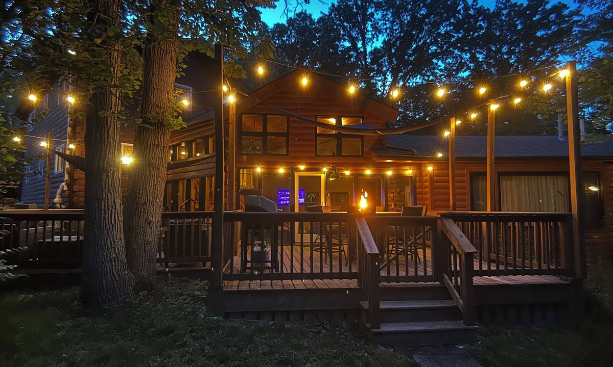 Yorkville Cabin | Log Cabin Oasis: Pickleball, Hot Tub, Deer, Corn Hole, Board Games, Arcade, Pets