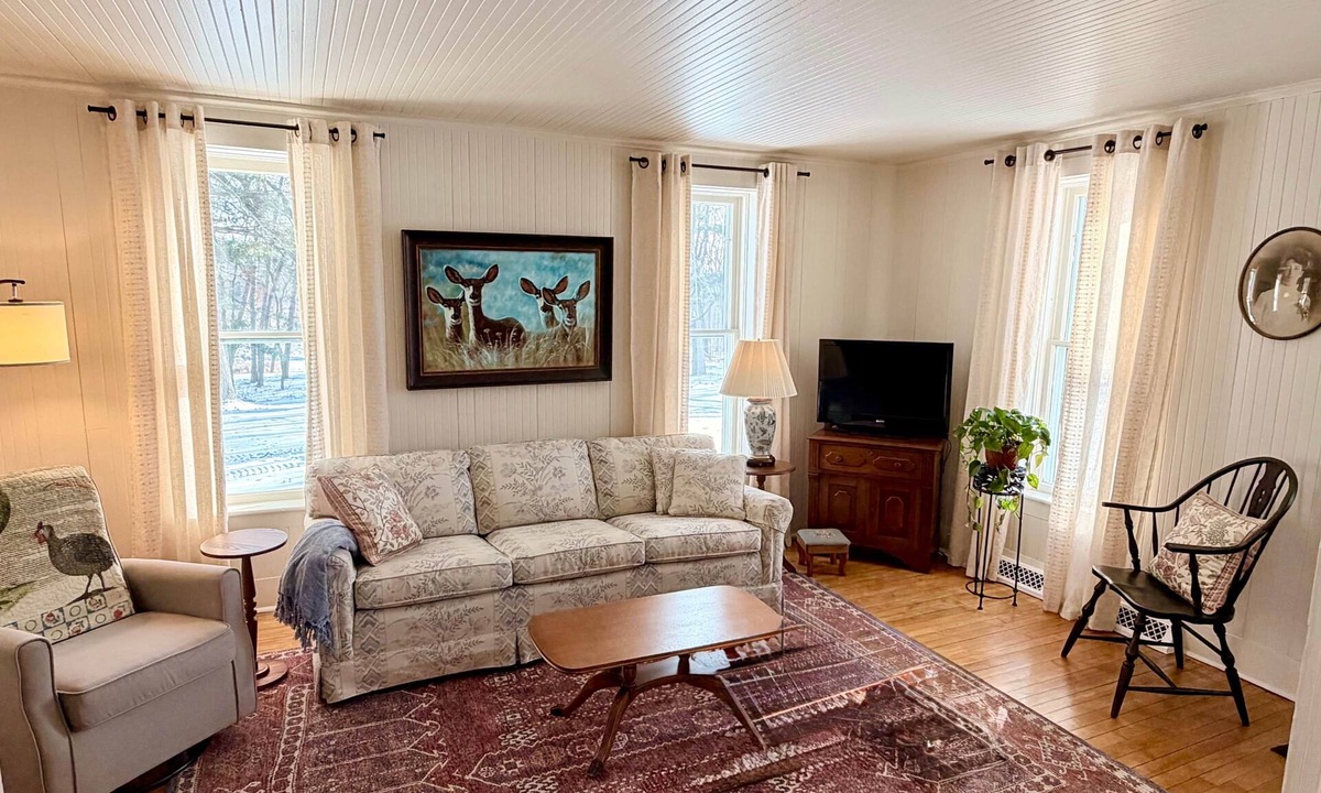 Portage Cabin | Log House: Historic Charm, Modern Comfort on 72 Acres+ Water