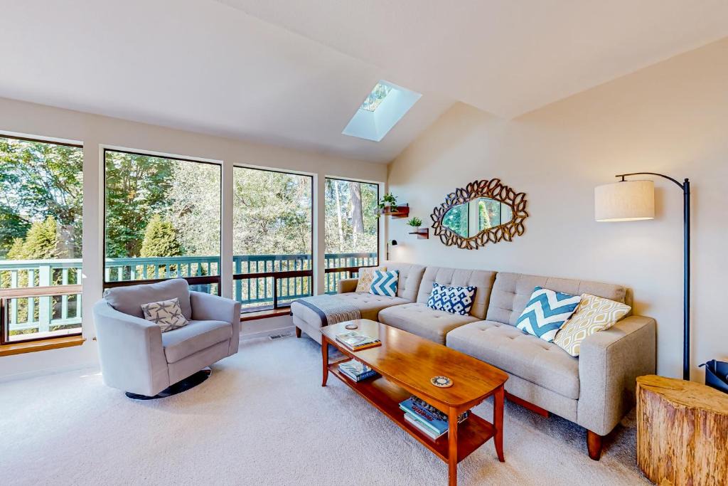 The Bowl of Edmonds House | Lookout Lodge