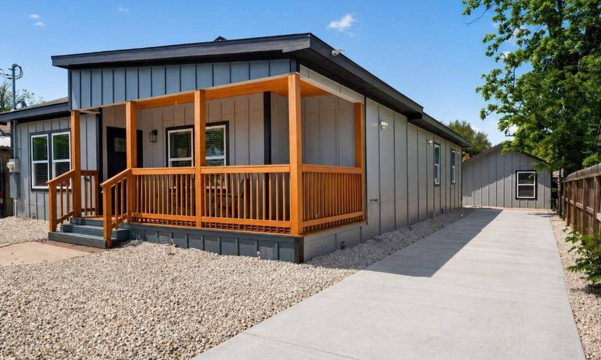 Eastside Promise Neighborhood House | Lovely and Stylish Modern Home Near Downtown