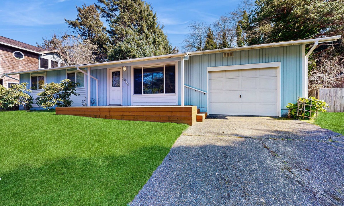 Tolovana Park House | Lovely cottage near the beach with free WiFi, cable, and outdoor deck