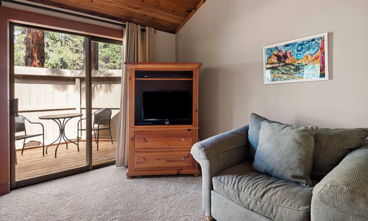 Black Butte Ranch Condo | LR029 | Lodge Condo with a King Bed and private fenced in patio.