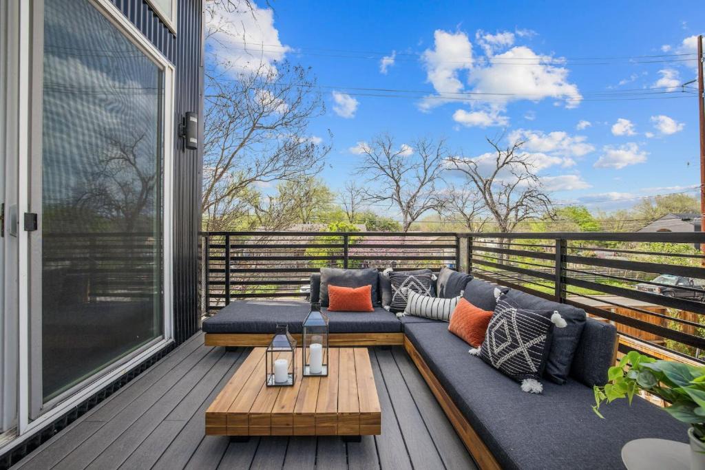 Govalle House | Luminous Renovated Cottage Near Downtown