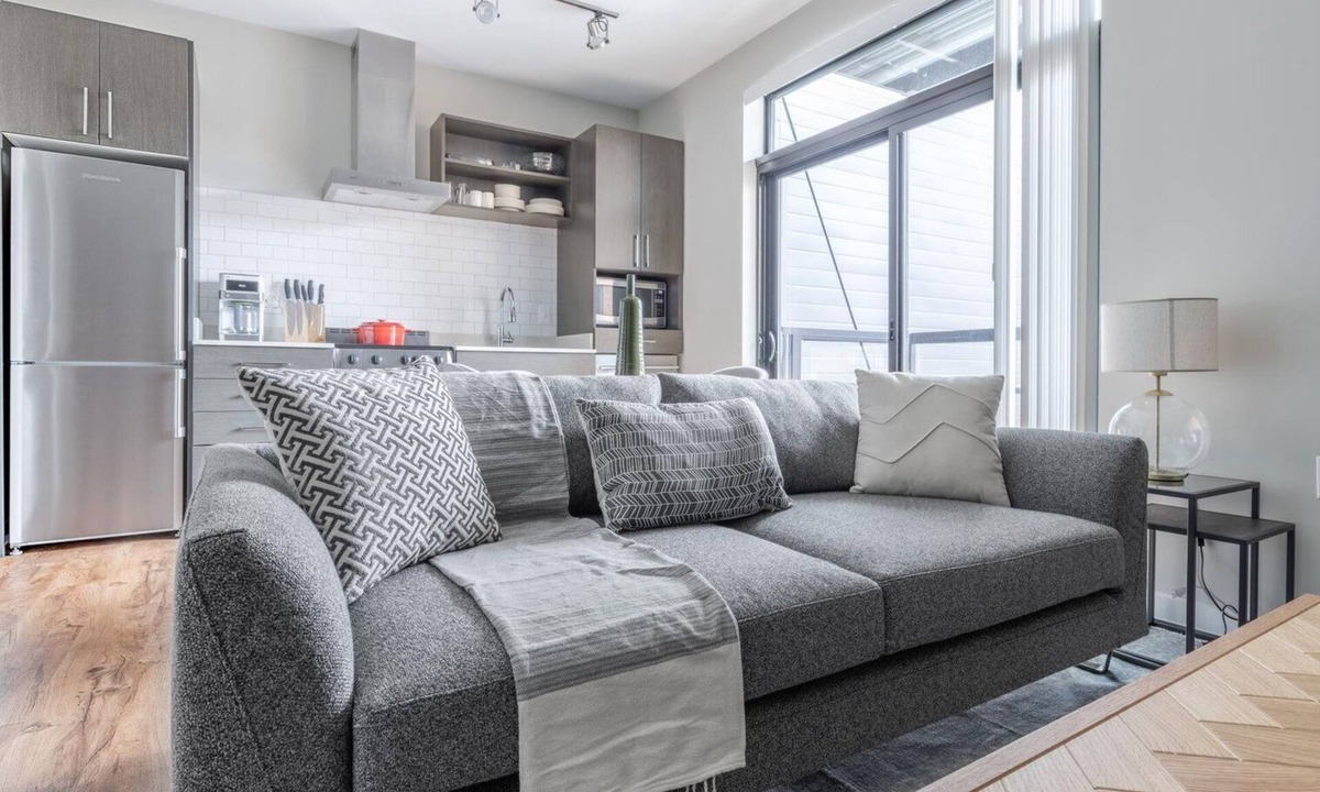 Mount Vernon Triangle Apartment | Lux Mount Vernon 1BR w/Gym, Rooftop, W/D, walk to Metro, by Blueground