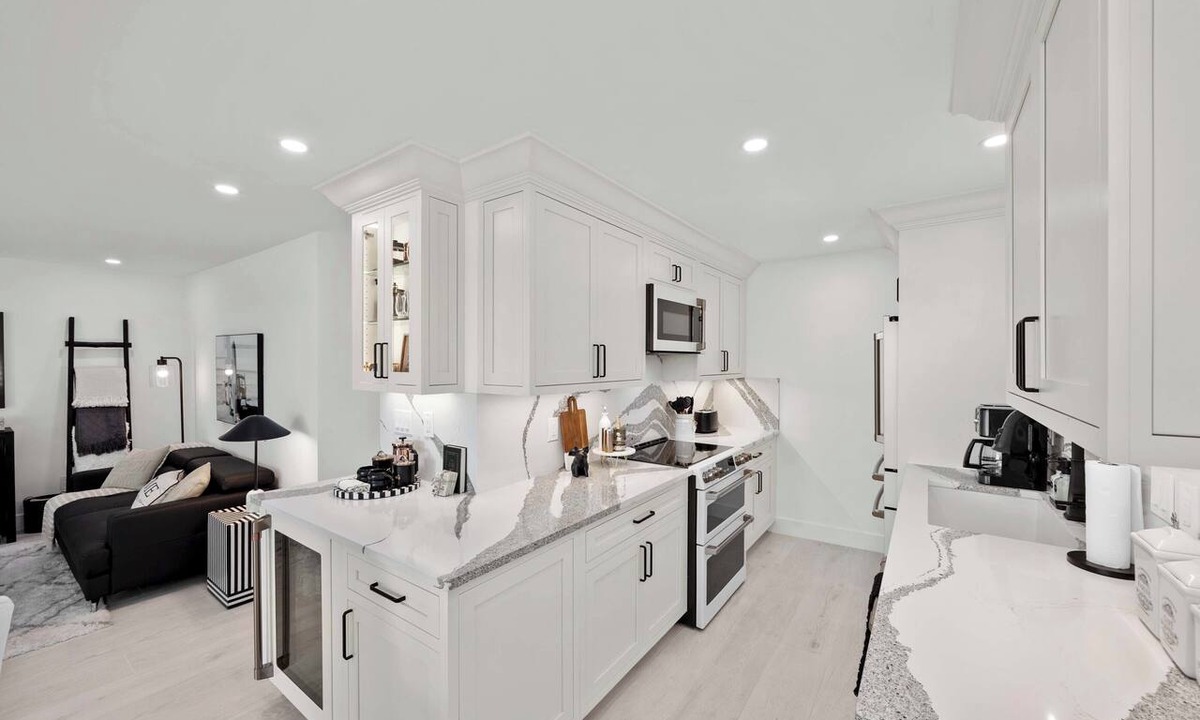 Moorings Condo | Luxurious Naples Retreat – Steps from Dining & Shopping