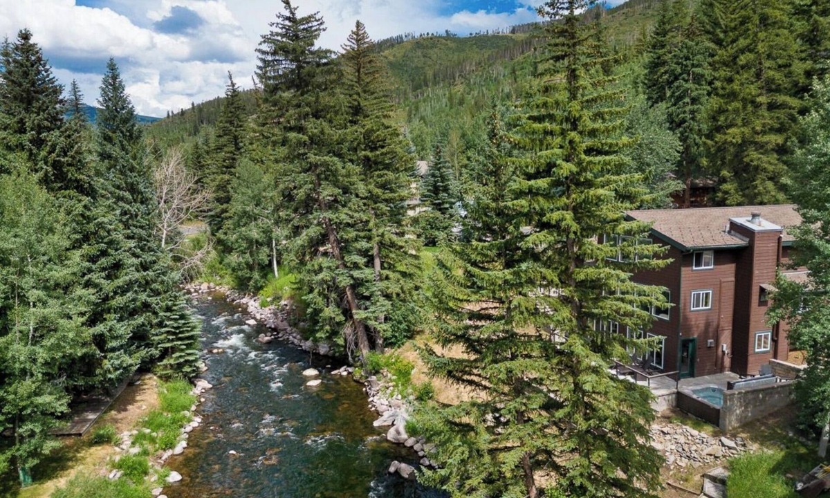 Intermountain House | Luxury 5 bd 3,100 sq ft home on the river-3 min walk to free shuttle w/hot tub