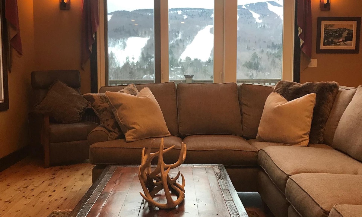 West Dover House | Luxury 5 Bedroom Ski-Home w/Private Hot Tub for your Vermont Escape @ Mount Snow