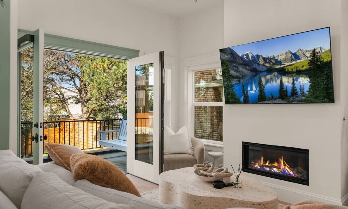 West Seattle House | Luxury Alki Beach Villa | Sleeps 10 | 360° Rooftop