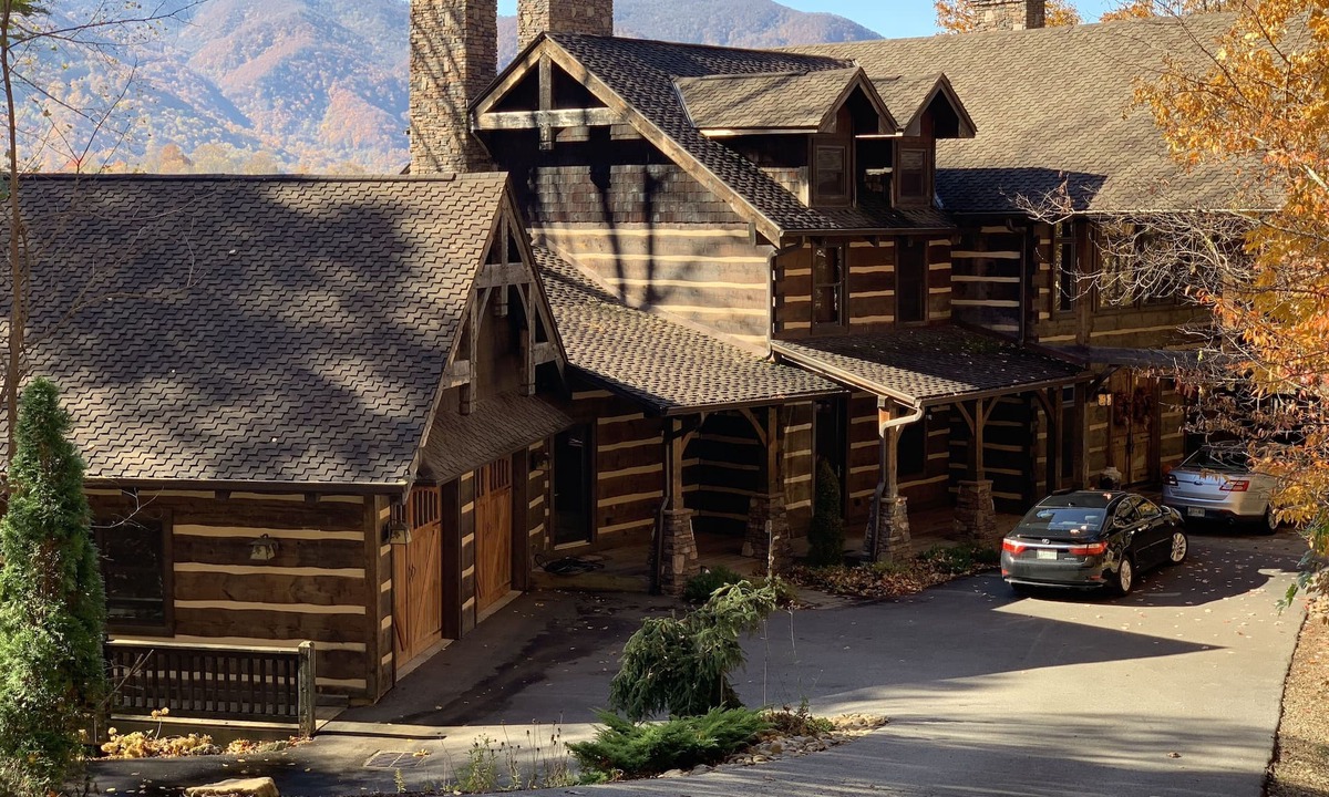 Maggie Valley Cabin | Maggie Valley Golf Club Home, sleeps 20. Ski Area 5-10 min away!