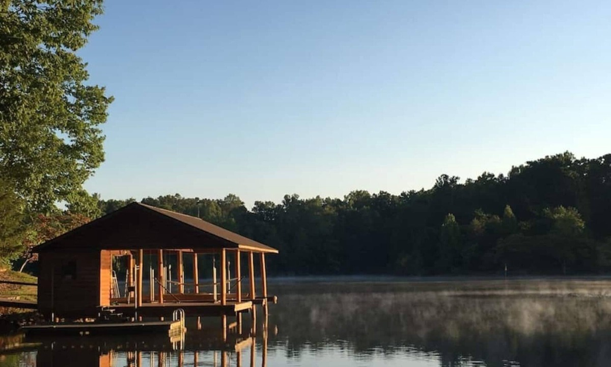 Union Hall Cabin | Main Channel Lots of Water. Five beautiful cabins all on the same property. Great for family reunions, corporate retreats or other small groups. Ask about our event space.