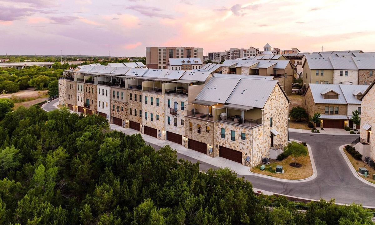 Georgetown House | Make Your Final Stand at this Alamo Style All Inclusive Furnished Rental!