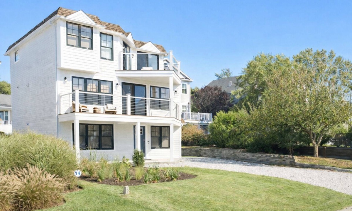 Easton's Point House | Mar Azul Walk to the Beach Enjoy Ocean Views Near Newport