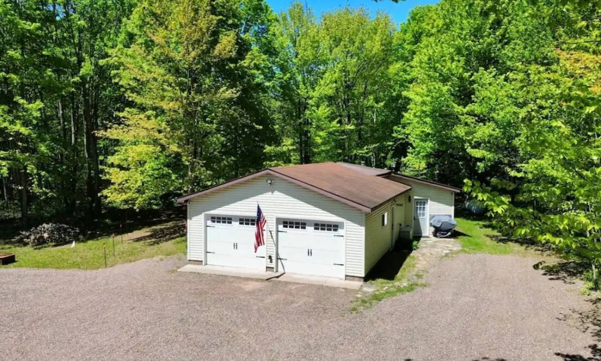 Merriweather House | MarkO's Cabin Right on M28 outside of Bergland