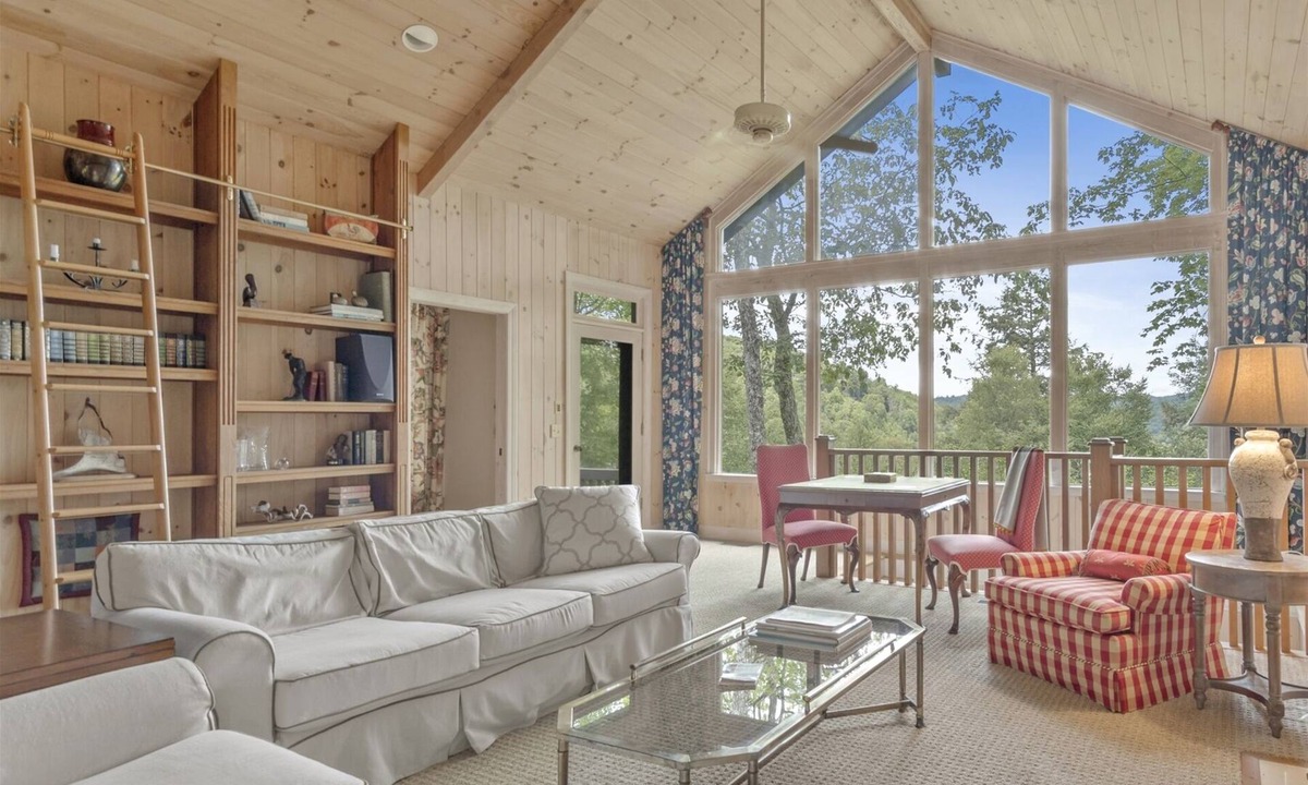 Highlands Falls Cabin | Marvelous Home in the Highly Desired Highlands Falls Country Club Community | Falls Drive Cottage