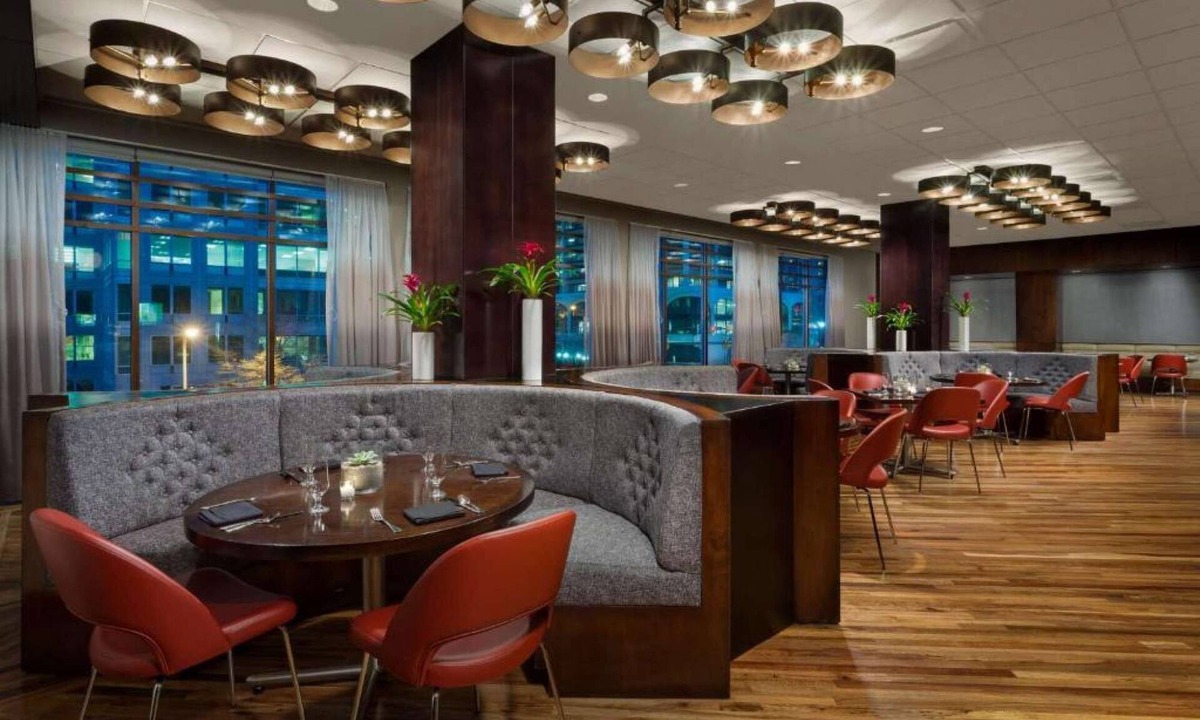 Rosslyn Hotel | Metro Steps Away | Restaurant + Valet Parking