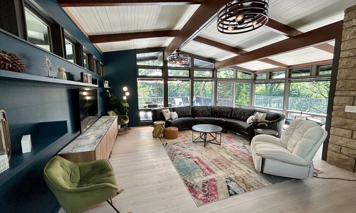 Dubuque House | Midcentury Modern Getaway * Quiet Neighborhood