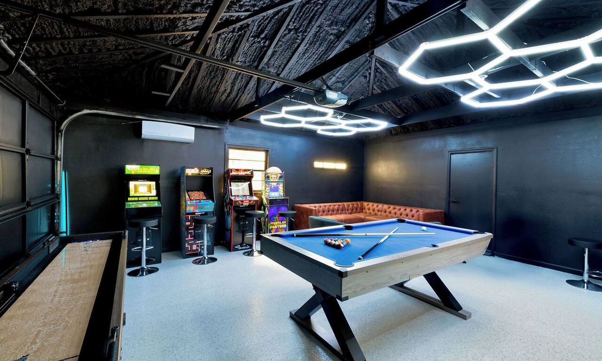 Glendale House | Milwaukee River Retreat, Hot Tub+Game Room+Fire Pit, 5BR, Great for Groups