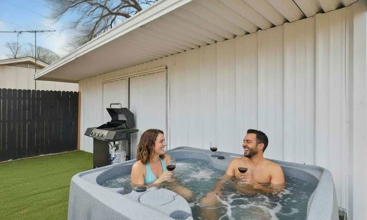 Haltom City Apartment | Modern 2BR 3rd Unit with Hot Tub