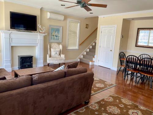 Yachting Village House | Modern Cottage Downtown NPT-Waites Wharf Cottage RE05618-STR