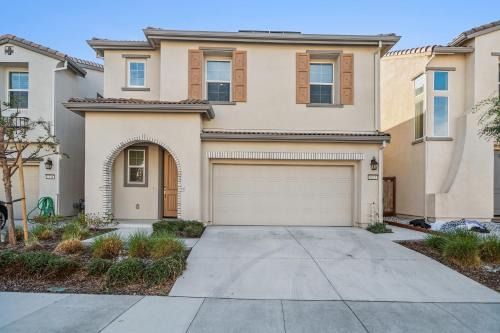 Fairfield House | Modern family-friendly home, Napa, wine country, private backyard, fire pit