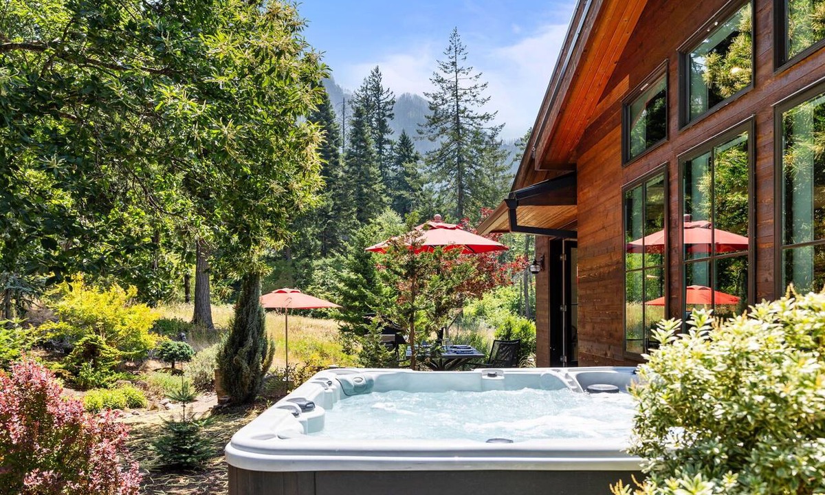 Cascade Locks House | Modern Gorge Retreat Hot Tub Mountain Views