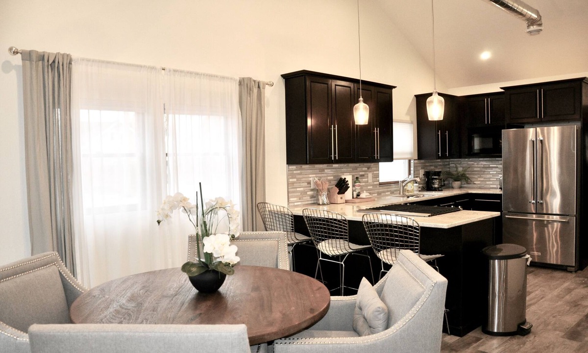 Rapid City House | Modern Luxury Bungalow DT - Comfort, Coffee, Wine, Beer, Restaurants and More!