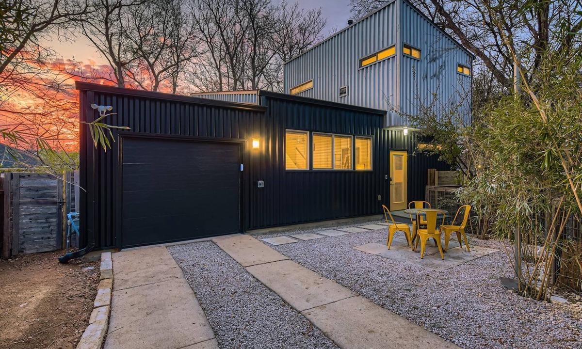 East MLK House | Modern Luxury Home in Downtown Austin-Near UT, ACL, SXSW, Festivals, Zilker Park, and Moody Center