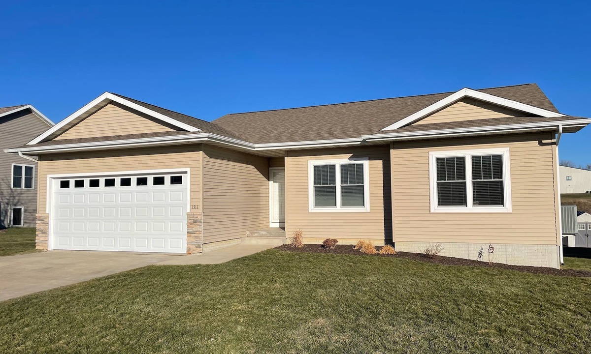 Cedar Falls House | modern style large family home. 5 bed 3 bath with plenty of living space.