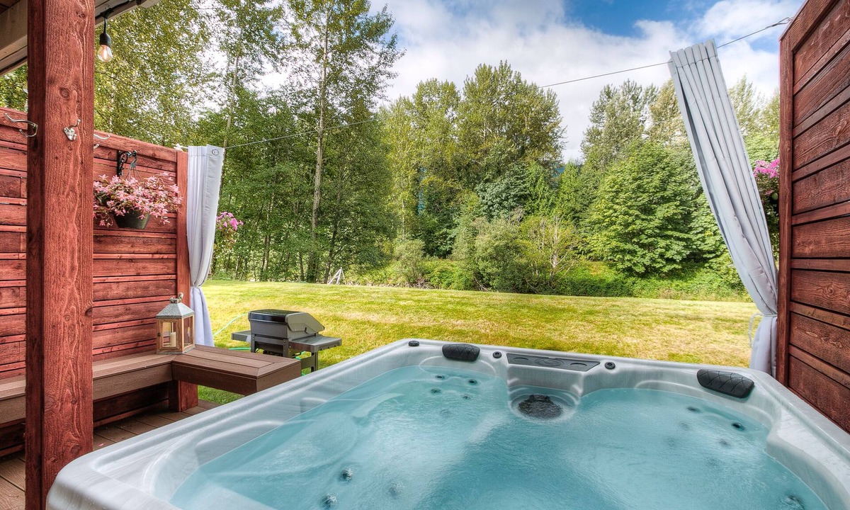North Bend House | Moon River Suites 5 - on River, Private Hot Tub, Downtown NO FLOOD IMPACT