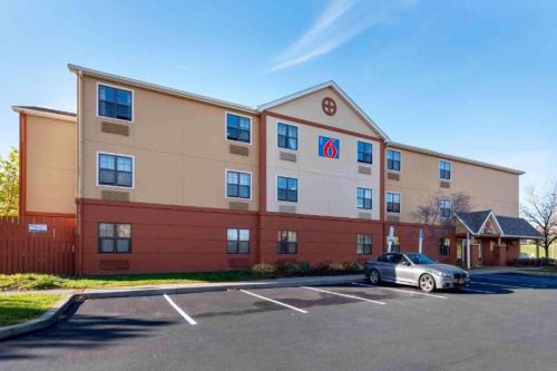 Rochester Hotel | Motel 6 Suites Rochester Henrietta, NY