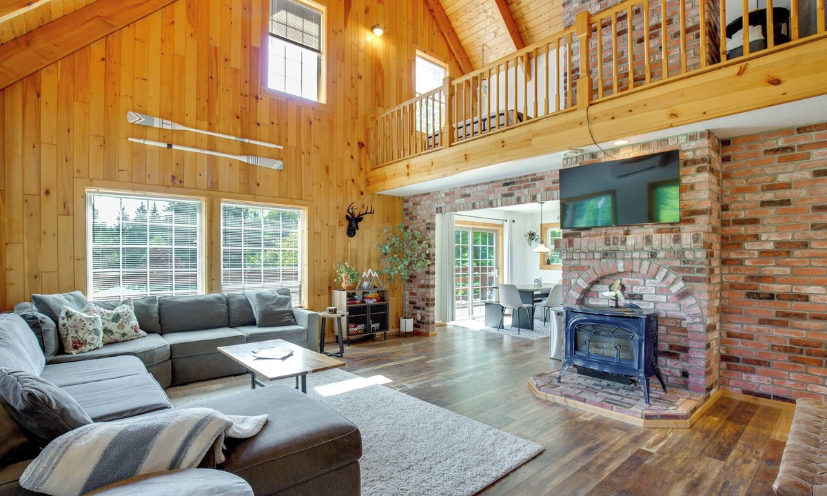 Mineral Cabin | Mount Rainier Views & Hot Tub: Pet-Friendly Cabin!