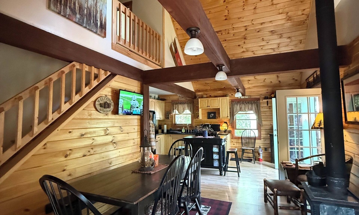 Ellsworth Cabin | Mountain Cabin Charm in Rumney with Wood Stove.