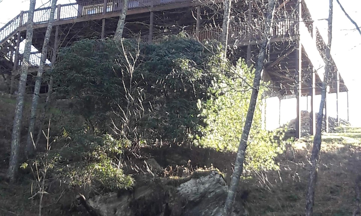 Piney Creek Cabin | Mountain Cabin located in a gated community, within walking distance to river.