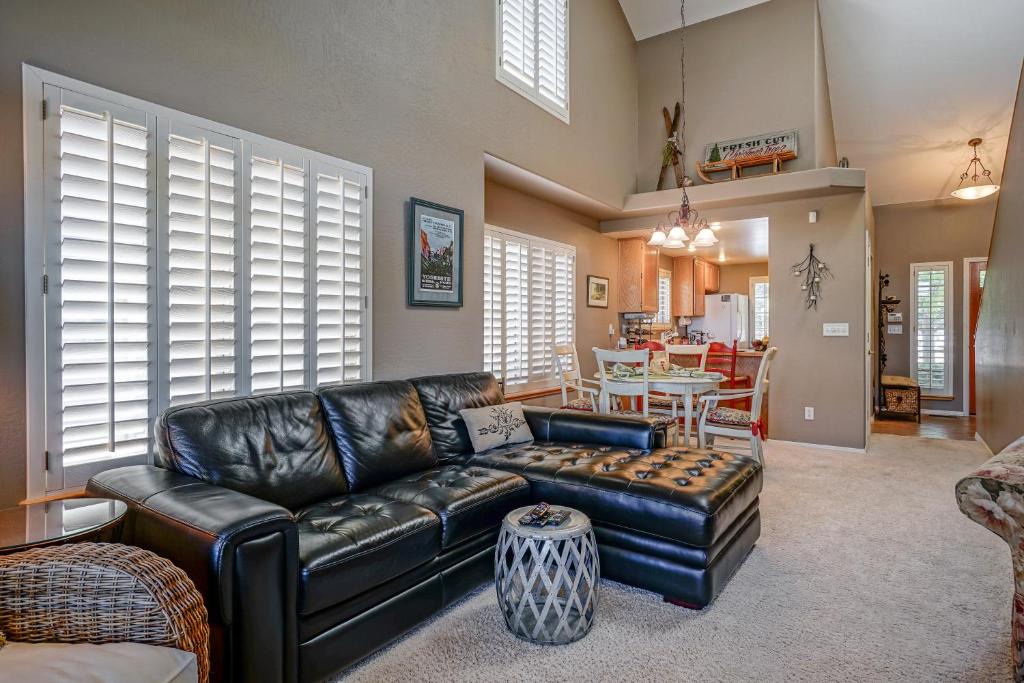 Flagstaff Villa | Mountain Oaks Retreat AC Spacious Flagstaff Townhome Golf Trails Nearby