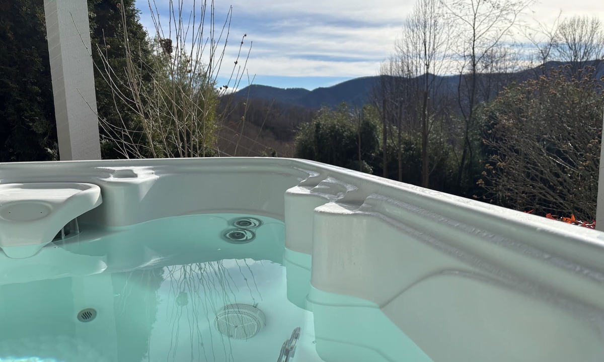 Maggie Valley Cabin | Mountain View Cabin - Hot Tub - Sleeps 7 - Fast Wi-Fi - Smoky Mountains