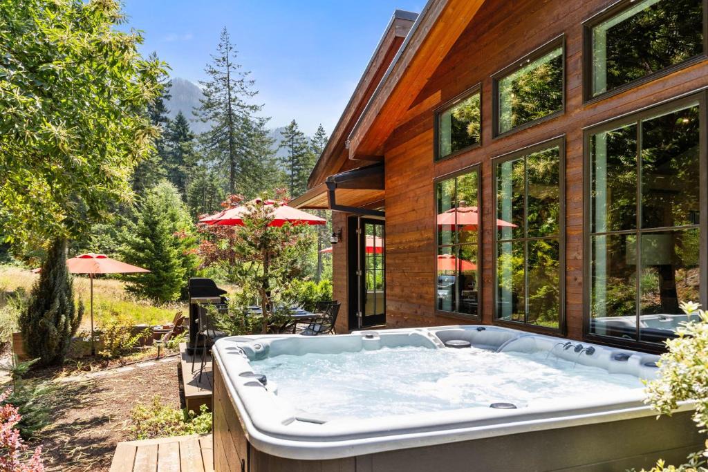 Cascade Locks House | Mountain-View Retreat with Hot Tub & Waterfalls