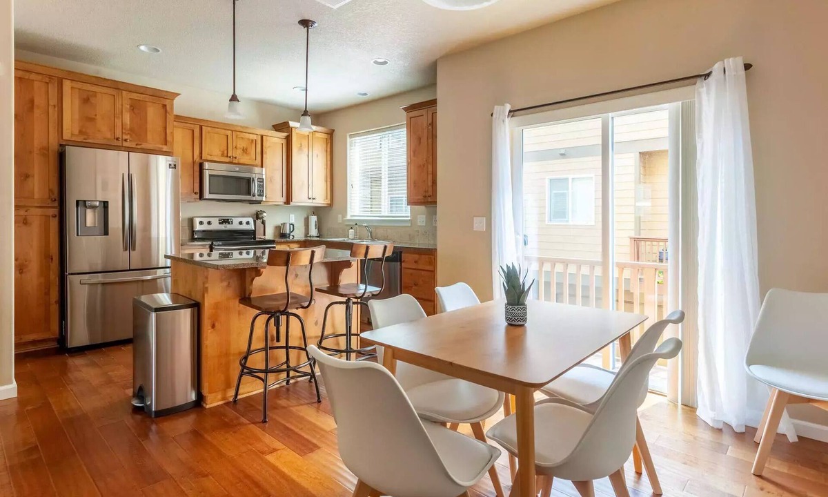 Five Oaks House | Near Brickhaus Coffee+Dos Hermanos Bakery w/Board Games-Coffee Maker+Microwave