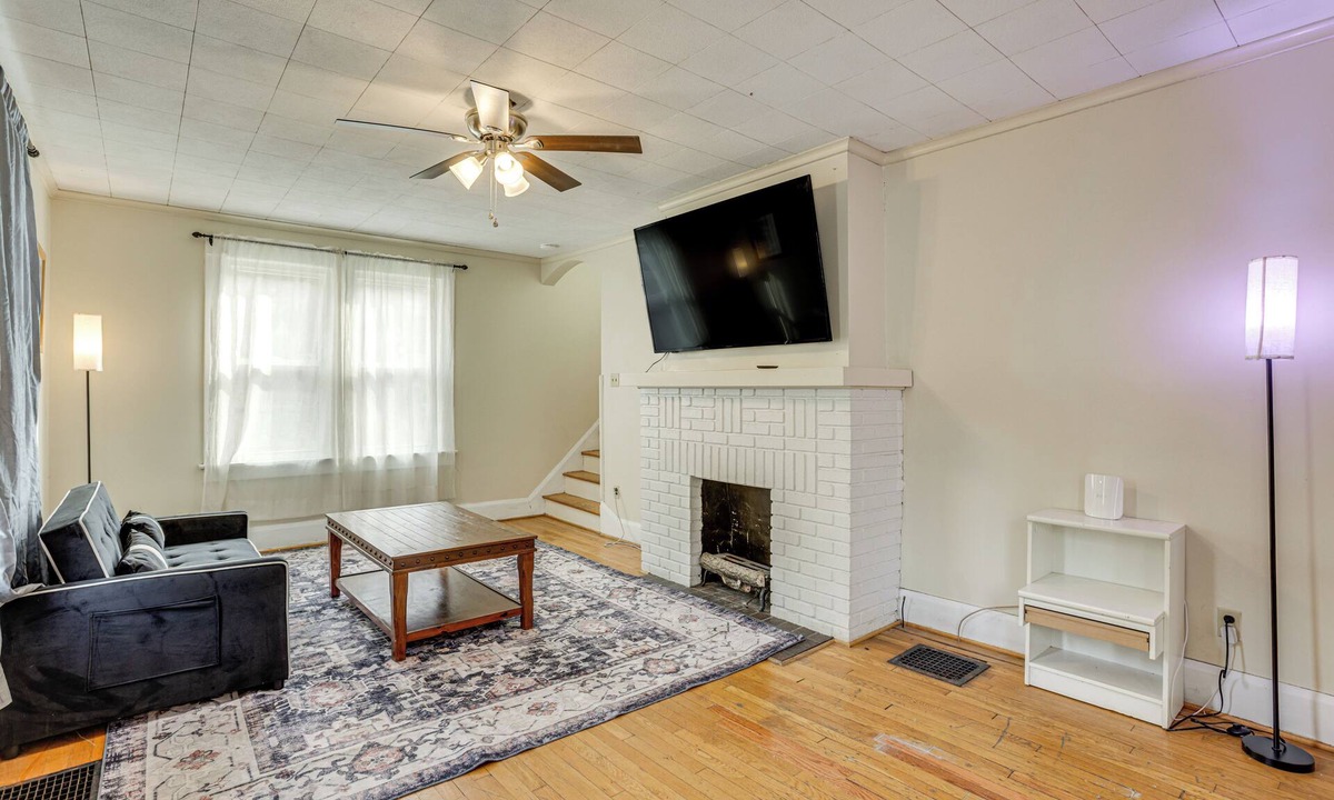 Woodburn Cottage | Near University Ave! Pet-friendly 3BR w/Foosball!