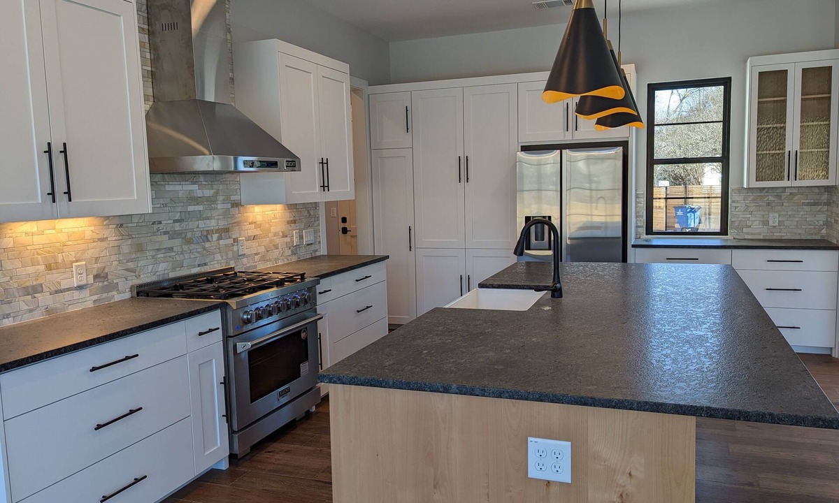 Galindo House | New 2023 Home, Cool Pool, 4Bedroom, 3.5 Bath, 10 guests, in great South Austin!