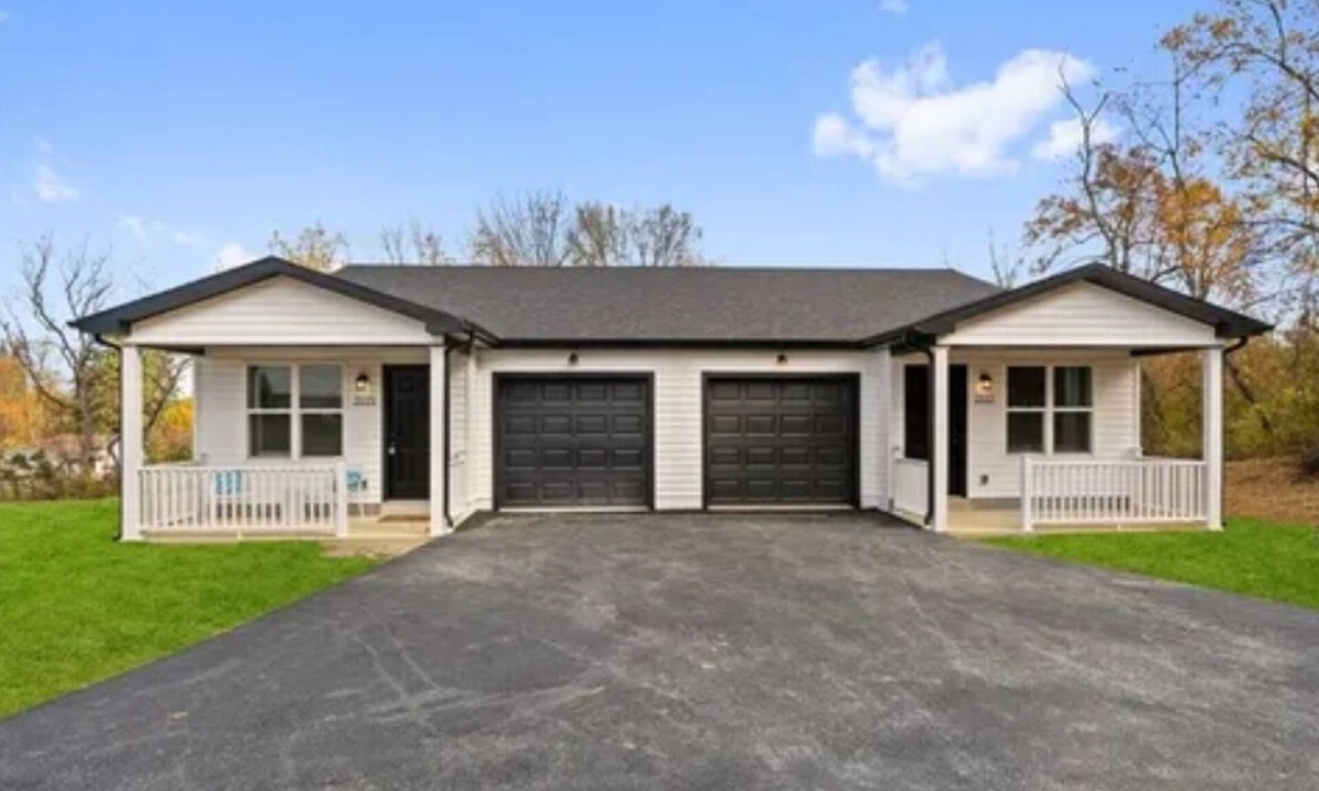 Lawson Heights House | NEW 3 bedroom home located on a private lane bordering a nature reserve!