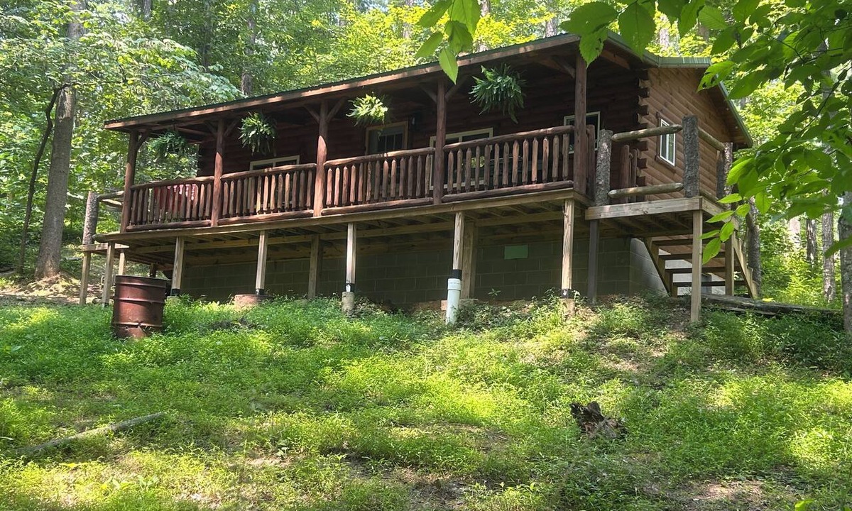 Ray Cabin | New Amish built log cabin near hocking hills & tar hollow, atvs & pet friendly