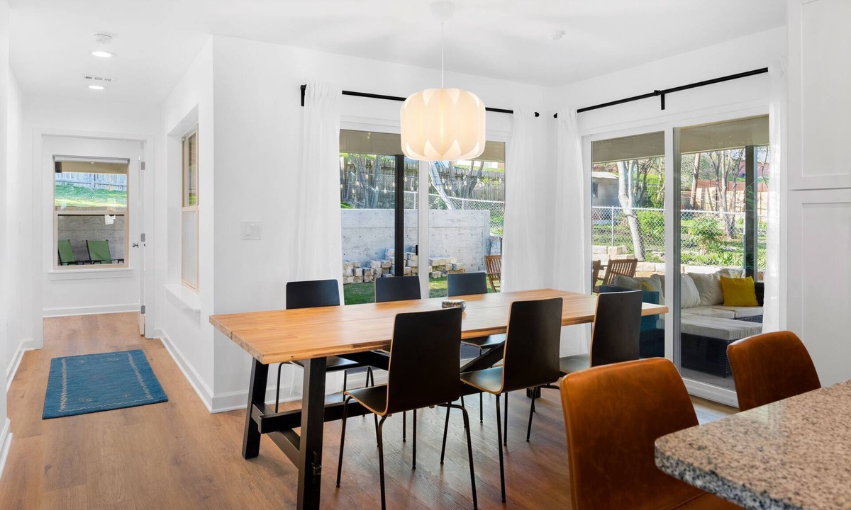 South Congress House | NEW! Private Backyard ~ 3 Mins to DT ~ Steps to SoCo ~ Grill, Coffee, Outdoor TV