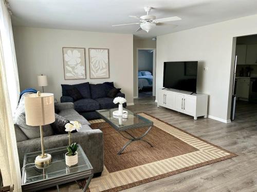 Russell Apartment | New updated Apt Half A Mile to Downtown Libertyville
