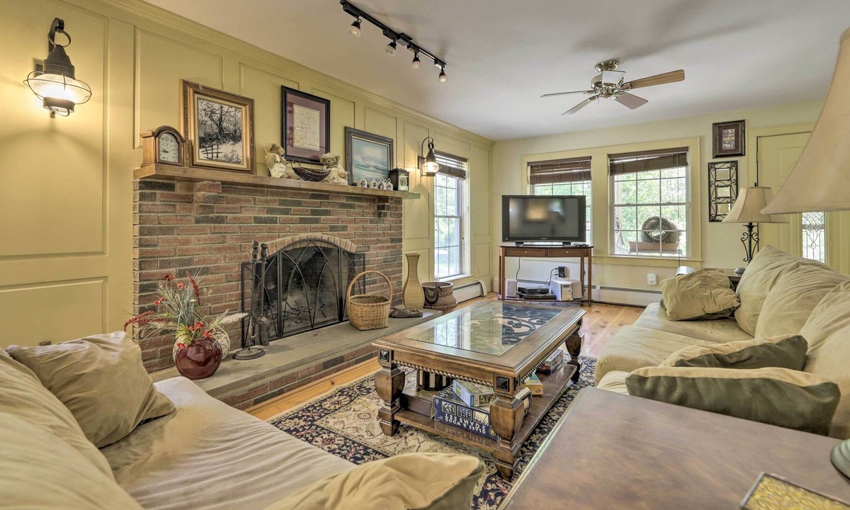 Pomfret House | NEW! Vast Vintage-Style Home, 1/2 Mi to State Park